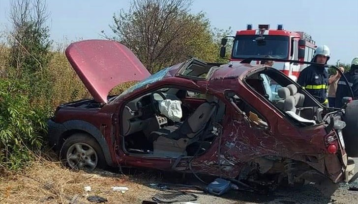 Две жени са загинали след челен удар на две коли