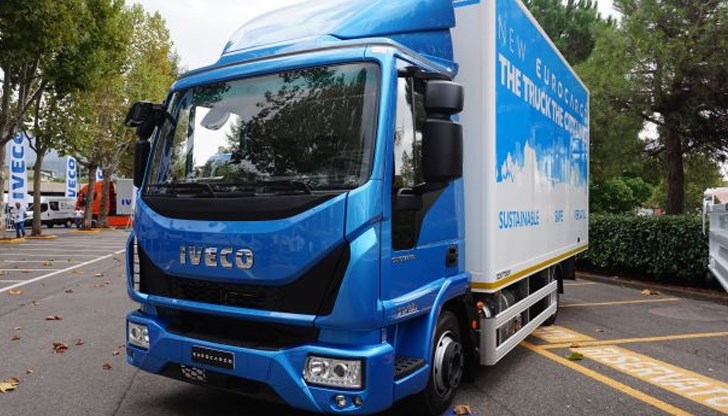 Шофьорът на товарния камион летял с висока скорост е не могъл да спре на кръстовището в селото