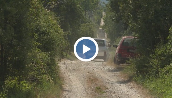 Според хората алтернативното трасе, което в момента се използва, е заплаха за преминаващите