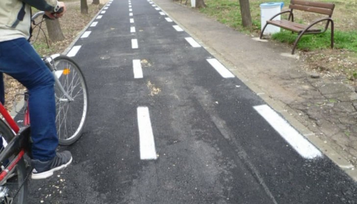 "Искаме да реновираме всички велоалеи, да ги боядисаме със студен пластик", каза заместник-кметът Димитър Недев "Искаме да реновираме всички велоалеи, да ги боядисаме със студен пластик", каза заместник-кметът Димитър Недев