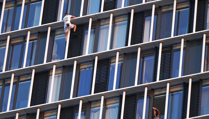 Наскоро той покори близката кула Стратосфиър, която е по-висока