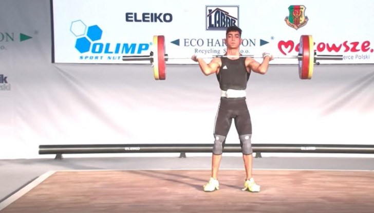 Младият тежкоатлет се състезаваше в категория до 55 килограма