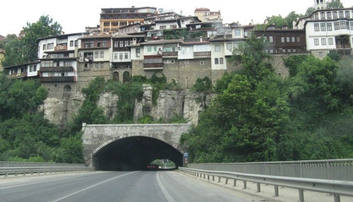 Движението е само в едната лента Движението е само в едната лента