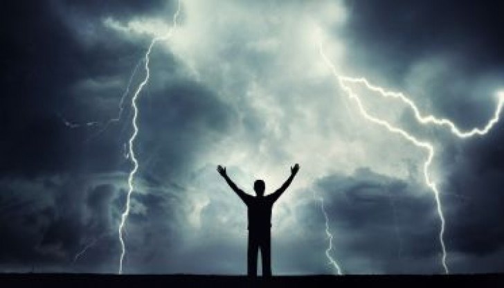 От пожарната съветват хората на открито да не лягат и да не докосват земята с ръце. Най-добрата защитна позиция била да се клекне и тялото плътно да се прилепи към ходилата