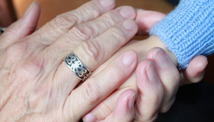 Дано има под слънцето една самотна жена, способна да разбере и протегне ръка на майка в нужда, пише Мира Дренска