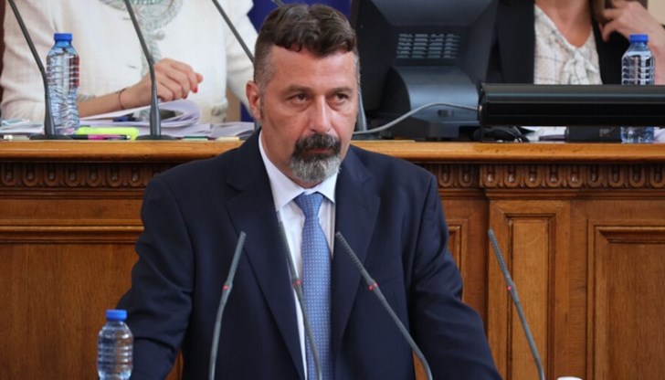 Станев в четвъртък получи порицание от председателя на парламента Ива Митева заради раздърпани дънки Станев в четвъртък получи порицание от председателя на парламента Ива Митева заради раздърпани дънки