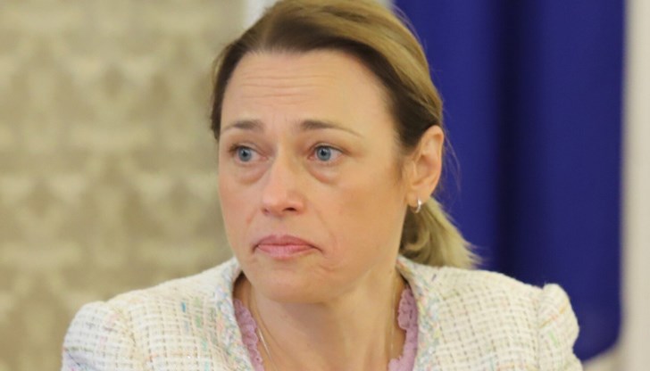 Та на нея отдалеч и личи, че вече е надскочила с два държавнически боя нивото си на политическа компетентност