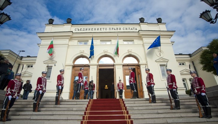 Нищо чудно служебните кабинети да се превърнат в „обичайна” форма на осъществяване на изпълнителната власт у нас Нищо чудно служебните кабинети да се превърнат в „обичайна” форма на осъществяване на изпълнителната власт у нас