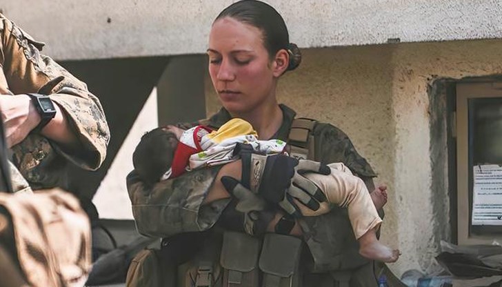Миналата седмица я видяхме да държи спасено афганистанско бебе в прегръдката си, а няколко дни след това, момичето бе убито