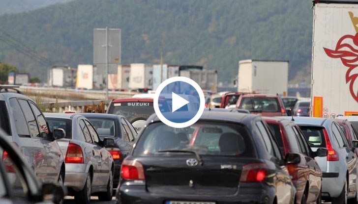 Колоната от автомобили е в продължение на 8 километра