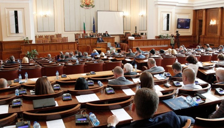 Сценаристите на Слави отмениха парламентарните правила, въведоха шоу кича като профил на парламента, скандалът и съспенсът като инструменти за комуникация в партийния живот