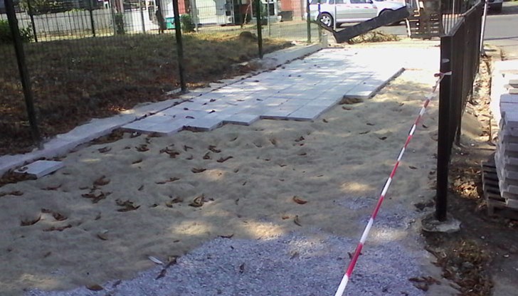 Това е тротоара до спирката на Mеханотехникума