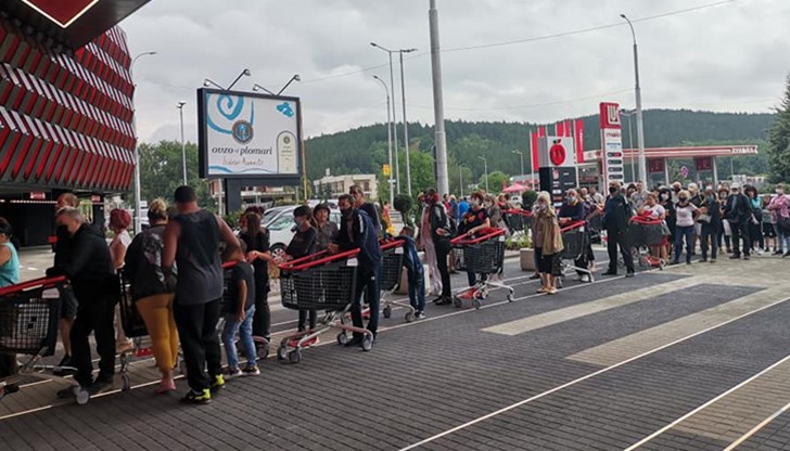 Този път се вижда опит за спазване на противоепидемичните мерки