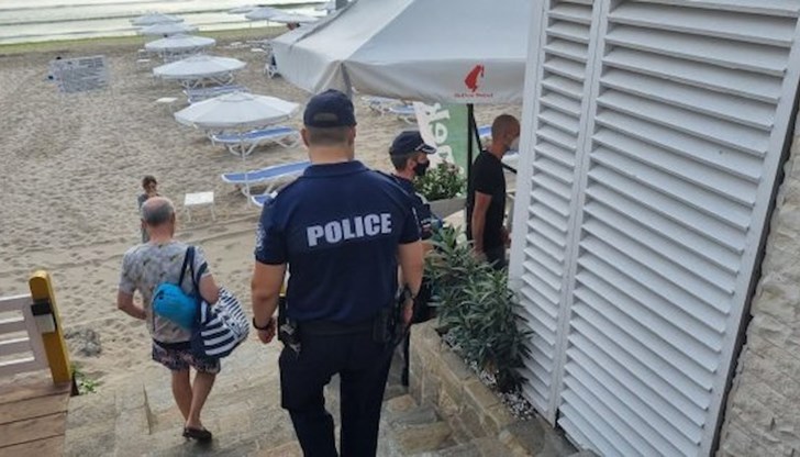 Туристи споделят, че вечер се наблюдава голямо струпване на хора по заведенията и мерките не се спазват