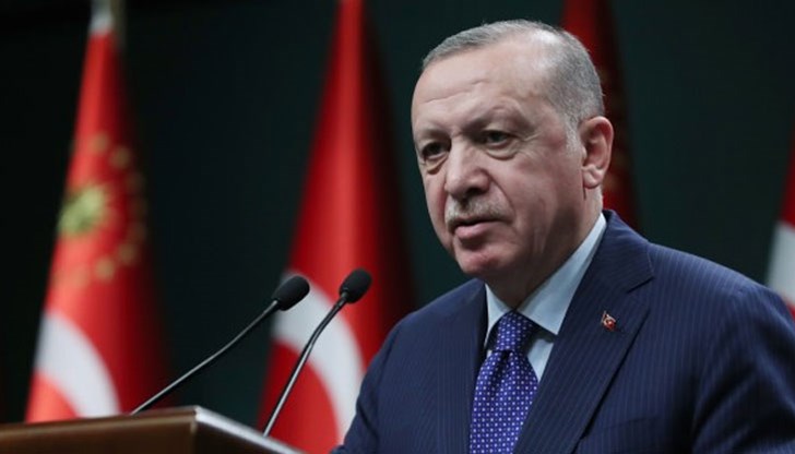 Бедствията принудиха хиляди турци и чуждестранни туристи да бягат от домовете си и хотелите