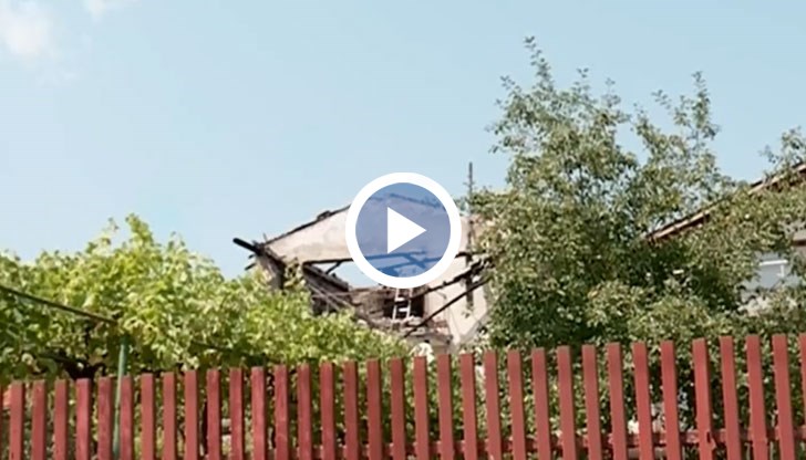 Пламъци обхващат втория етаж, а в селото няма вода