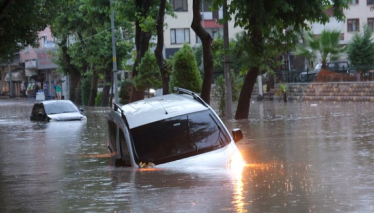 Метеоролозите предупредиха за по-нататъшни наводнения поради обилни дъждове, очаквани в понеделник