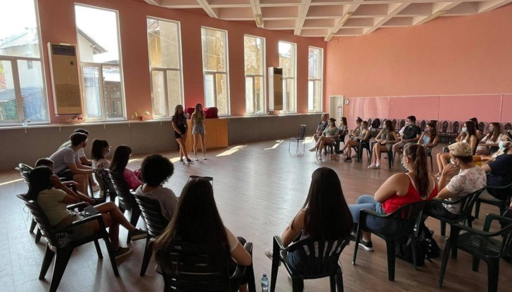 Младите хора канят всички русенци и гости на града да се присъединят към дарителската кампания Младите хора канят всички русенци и гости на града да се присъединят към дарителската кампания