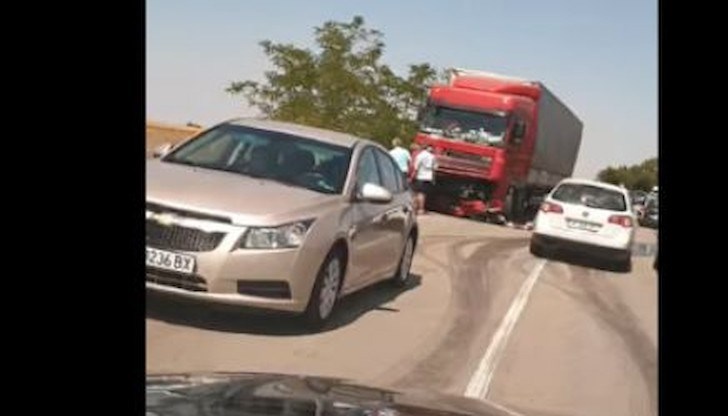 Движението в участъка е затворено, като автомобилите се пренасочват по обходен маршрут през Иваново и Две Могили