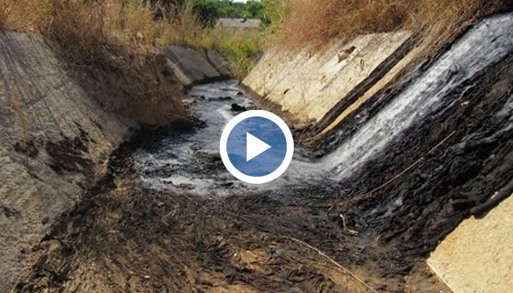 Нефтеният отпадък, който през годините е бил изхвърлян на старото депо, е бил събран на купчина, а днес беше натоварен и извозен към загробваща яма