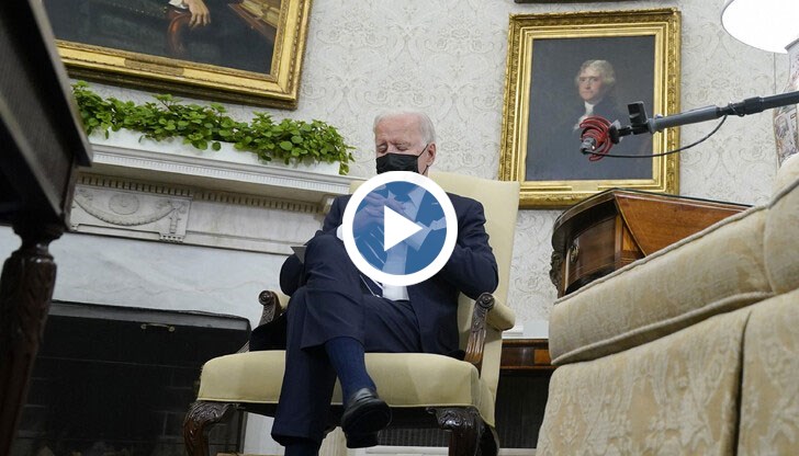 Видео показва американският президент със затворени очи по време на срещата
