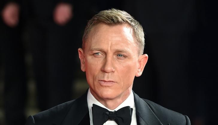 Крейг е претърпял множество наранявания, докато снима опасните сцени и каскади във всеки блокбастър за британския таен агент, откакто се появи за първи път в Casino Royale. По време на снимките на филма от 2006 година загуби два зъба