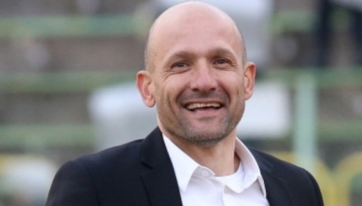 Милен Радуканов изгледа състезанието в залата, където тренираха момичетата на стадион "Раковски" Милен Радуканов изгледа състезанието в залата, където тренираха момичетата на стадион "Раковски"