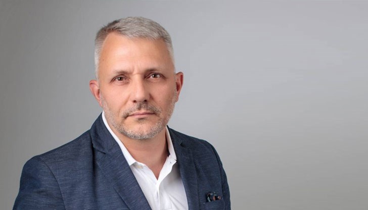 "То трябва да бъде извършено отново при спазване на Конституцията и другите норми, защото Слави Трифонов няма право да предлага кандидат за премиер" категоричен е Хаджигенов "То трябва да бъде извършено отново при спазване на Конституцията и другите норми, защото Слави Трифонов няма право да предлага кандидат за премиер" категоричен е Хаджигенов