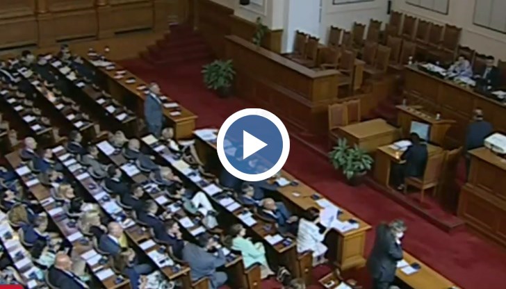 След гласуването на решението и края на точката, ПГ на "Има такъв народ" се върна обратно в пленарната зала