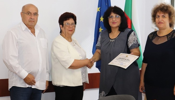 Сертификатът бе връчен на директорката на учебното заведение Светла Цветкова от заместник областния управител на област Русе д-р Стефка Караколева
