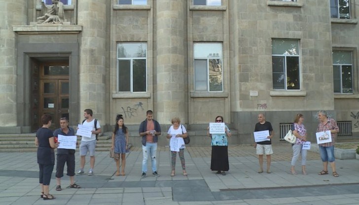 Те издигнаха плакати с надписи "Долу ръцете от хора като Кирил Петков, долу ръцете от България”