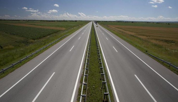 По неизвестни причини автомобилът се ударил с висока скорост в защитната ограда на магистралата Ниш-Белград По неизвестни причини автомобилът се ударил с висока скорост в защитната ограда на магистралата Ниш-Белград