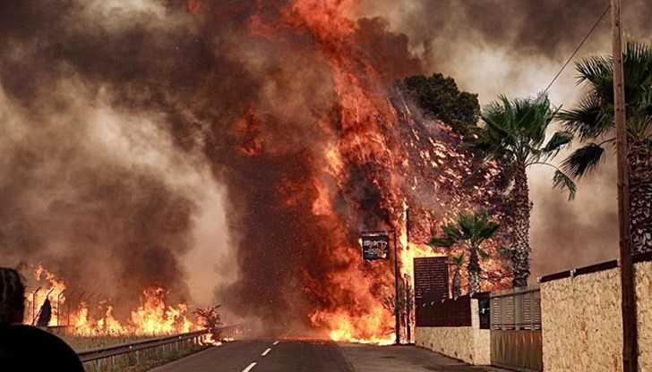 Огънят продължава да гори на три фронта в жилищните предградия Варибоби, Адамес и Тракомедонес