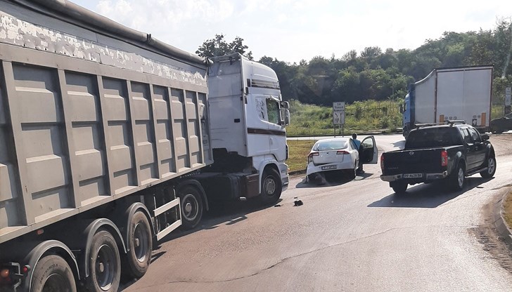 Не се съобщава за пострадали при пътния инцидент