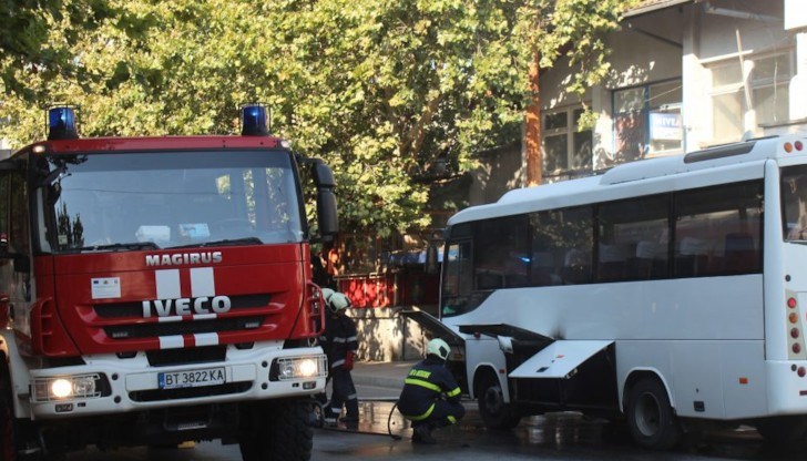 Пламъците са потушени с два противопожарни автомобила и с участието на осем огнеборци Пламъците са потушени с два противопожарни автомобила и с участието на осем огнеборци