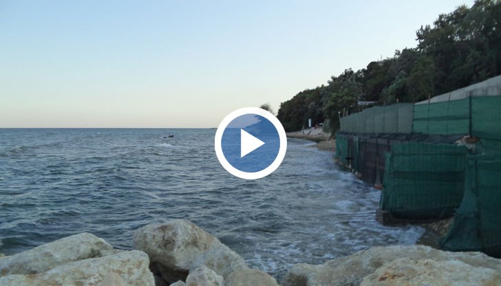 Кой постави бетонни съоръжения във водата