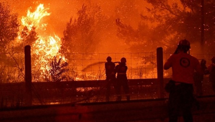 Петнайсетина младежи са обградили снимачния екип, разбили са прозореца на автомобила им и са нападнали журналистите Петнайсетина младежи са обградили снимачния екип, разбили са прозореца на автомобила им и са нападнали журналистите