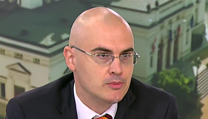 В това начинание се прояви успешно адв. Петър Илиев, който застана пред Нова телевизия в позата на непогрешимия съвършен самохвалко