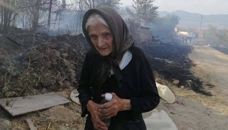 Баба Мария е изведена в последния момент преди покривът на дома ѝ да рухне
