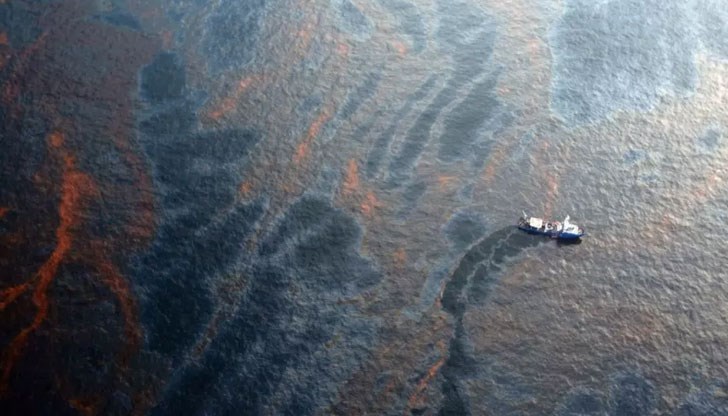 Петролният разлив е 400 пъти по-голям от обявеното от ТАСС