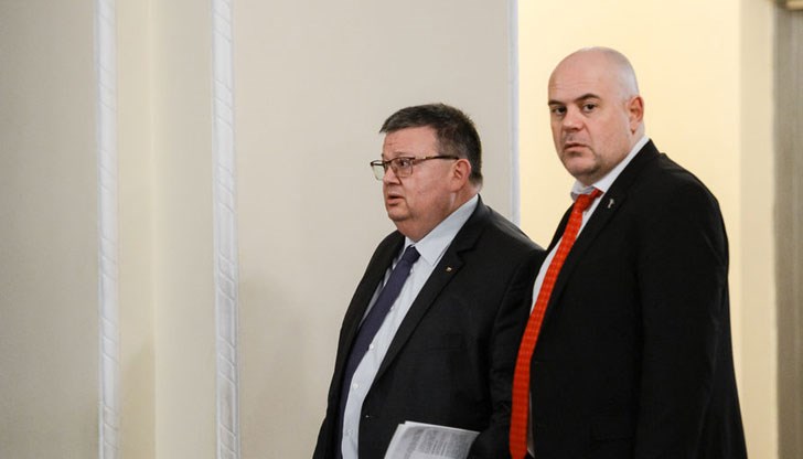 Две години бившият главен прокурор Сотир Цацаров и настоящият Иван Гешев подхвърлят между институциите списък с политици и магистрати с пари и имоти в чужбина