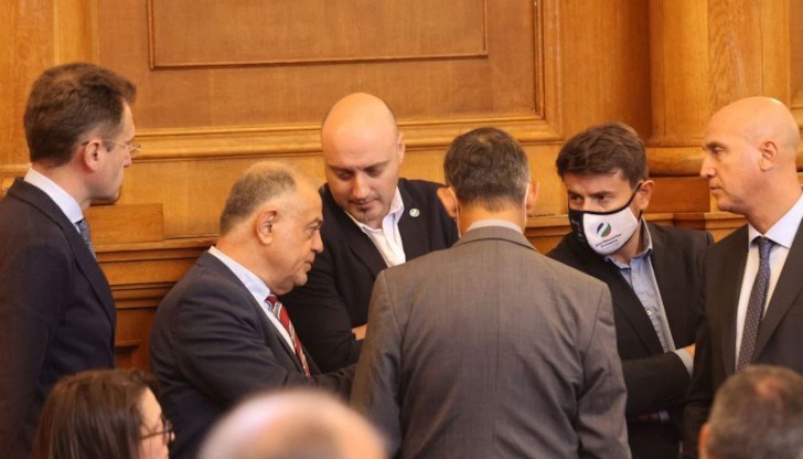 Исканията са за промяна на статута на Висш съдебен съвет (ВСС), премахване на кариерните бонуси за членовете на Инспектората към ВСС, както и предсрочно прекратяване на мандата на настоящия съвет