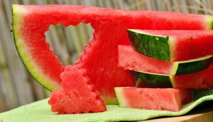 Освен че замразената кора от диня ще направи кожата ви мека и сияйна, тя ще помогне и при проблеми с акне