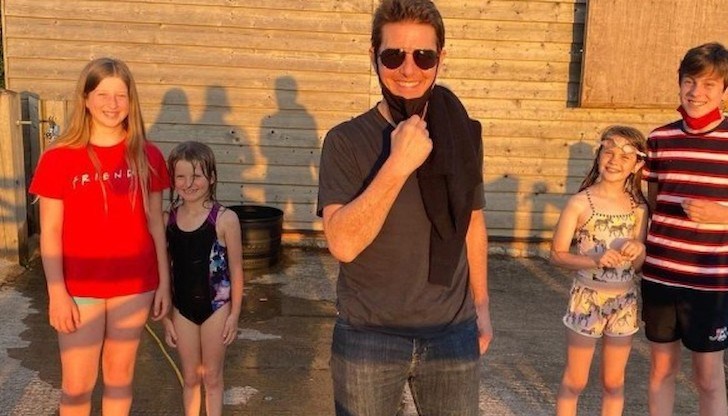 „Реших, че за децата ще е забавно да видят как хеликоптер каца в градината ни. Когато Том Круз се появи, всички си казахме „Уау!“, разказва изненаданата англичанка