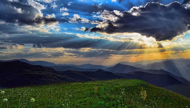 Около и след обяд с проникването на относително хладен въздух на повече места в северозападната половина на страната ще се развива купеста и купесто-дъждовна облачност. Около и след обяд с проникването на относително хладен въздух на повече места в северозападната половина на страната ще се развива купеста и купесто-дъждовна облачност.