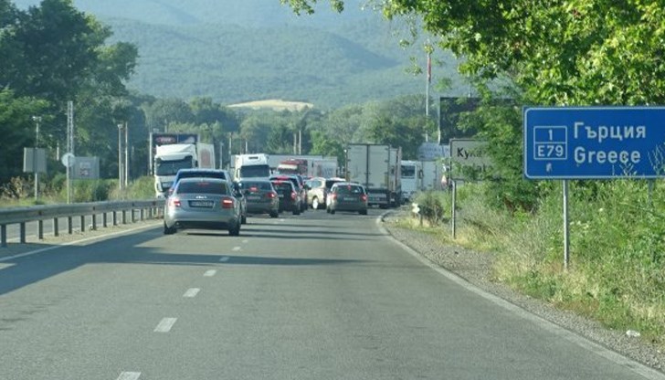 Пожарът, започнал от Варибоби, северно от Атина, продължава да се разраства Пожарът, започнал от Варибоби, северно от Атина, продължава да се разраства