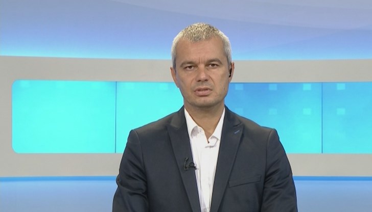 По думите му "много важна в навечерието на тези очертаващи се извънредни избори е заявената вече позиция от страна на кабинета да се въведат нови изключително тежки ограничителни мерки, с които на практика ще се въведе едно разделение на обществото на две - на ваксинирани и на неваксинирани" По думите му "много важна в навечерието на тези очертаващи се извънредни избори е заявената вече позиция от страна на кабинета да се въведат нови изключително тежки ограничителни мерки, с които на практика ще се въведе едно разделение на обществото на две - на ваксинирани и на неваксинирани"