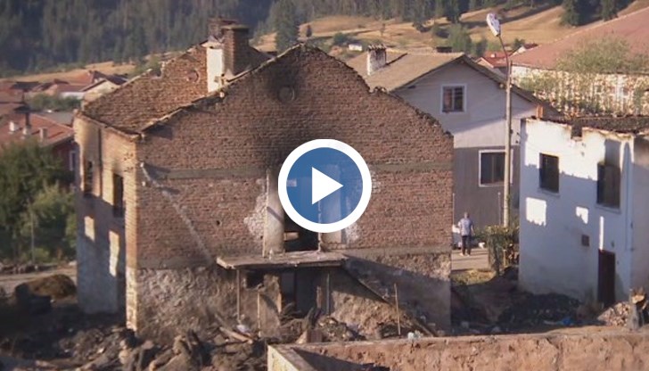 Пожарът, който избухна в петък, за часове изпепели напълно седем къщи