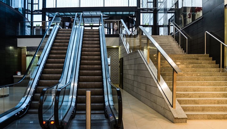 6-годишно момиченце пострада при слизане с ескалатор