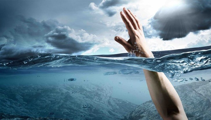 Тялото му е извадено от водата от други плажуващи Тялото му е извадено от водата от други плажуващи